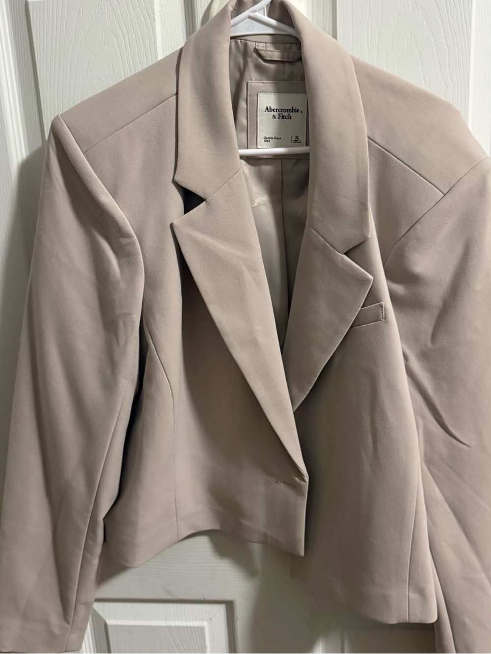 Abercrombie & Fitch Women's Light Blush Tailored Cropped Blazer